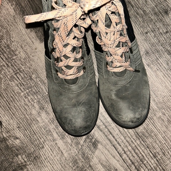 Sorel Gray and Black Winter Boots with Rugged Outsole - Picture 3 of 7